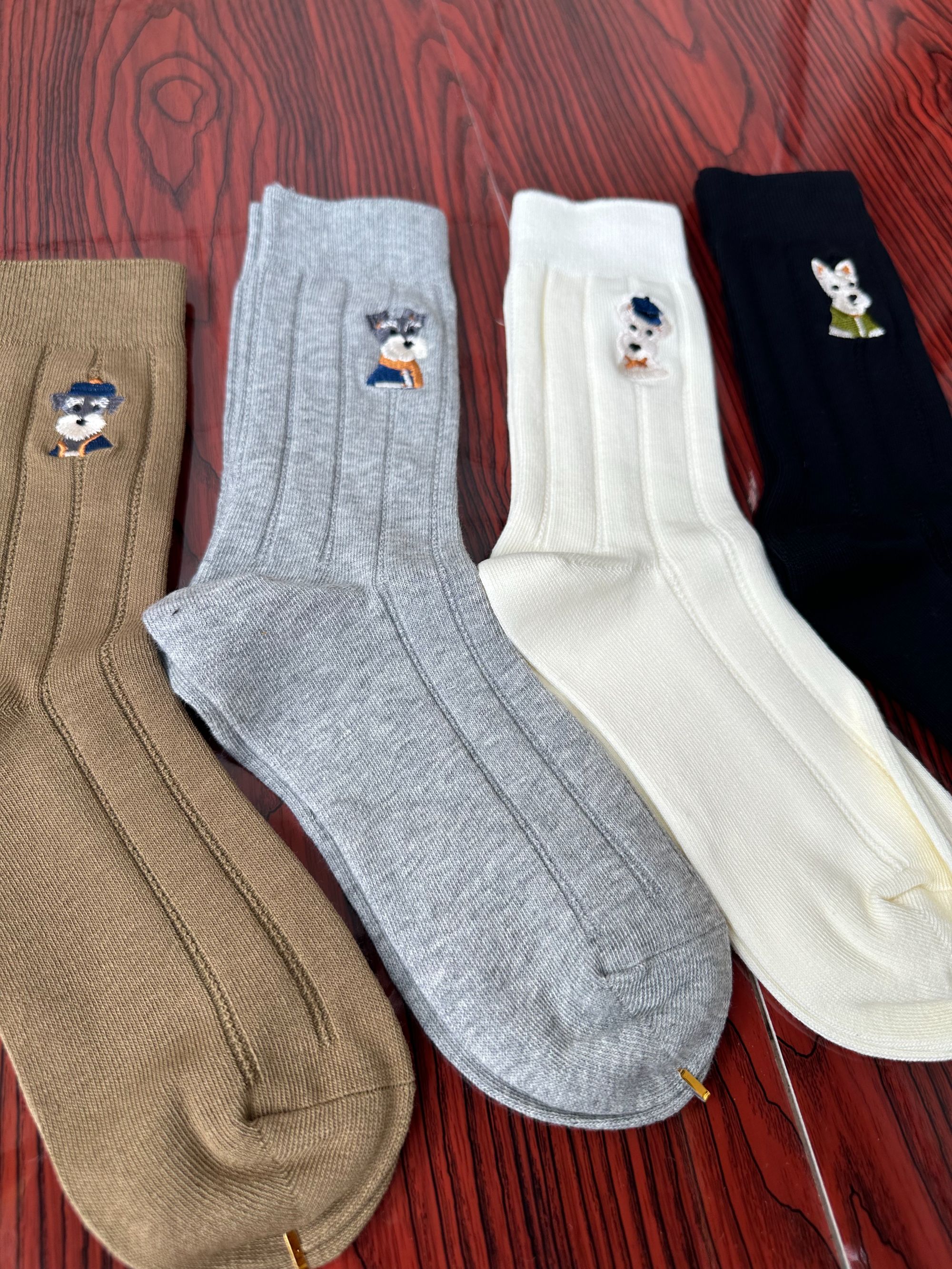 独立包装秋季欧货简约纯色系刺绣小狗精梳棉中筒袜子女