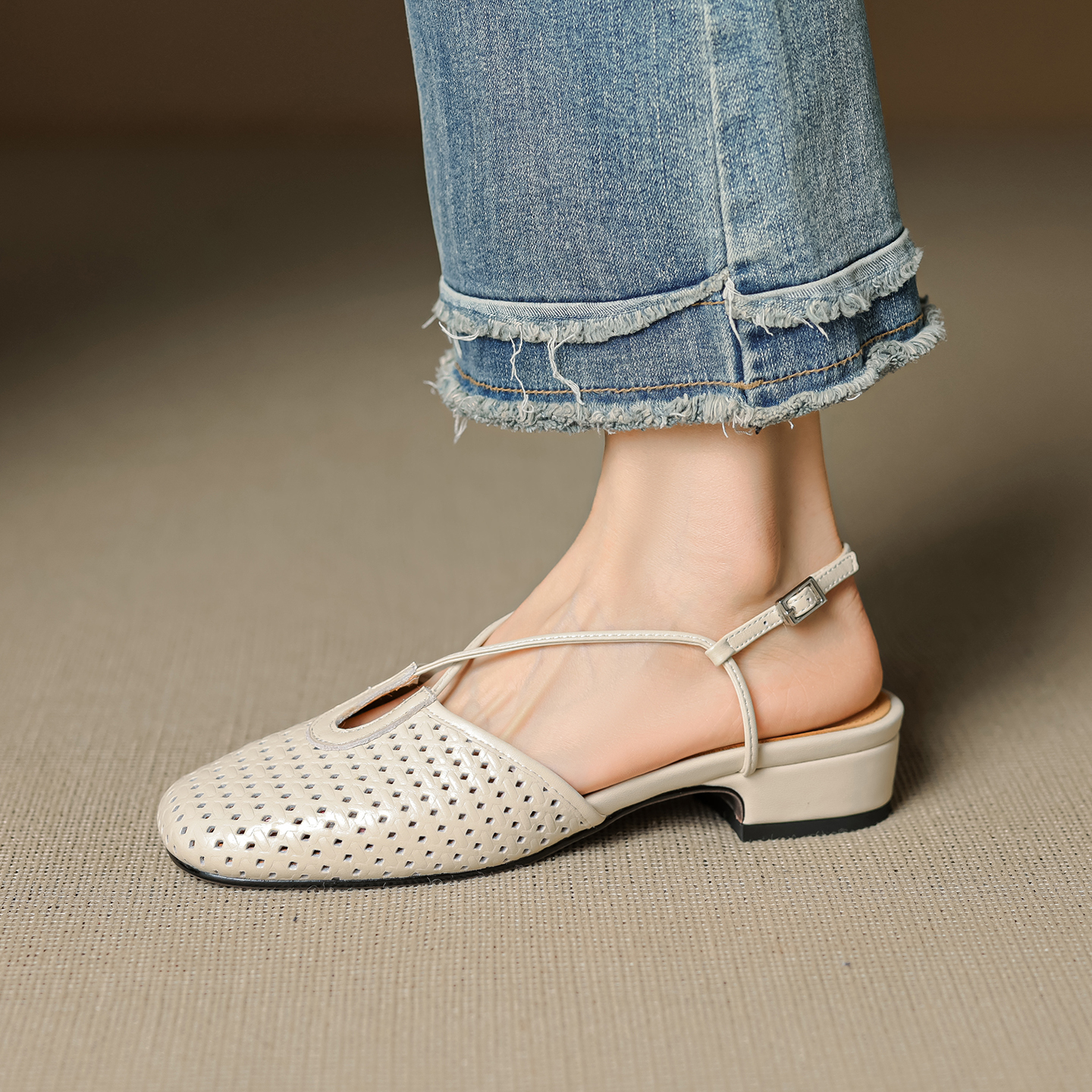 包头凉鞋女夏2025新款一字带粗跟法式百搭中跟时尚气质镂空洞洞鞋