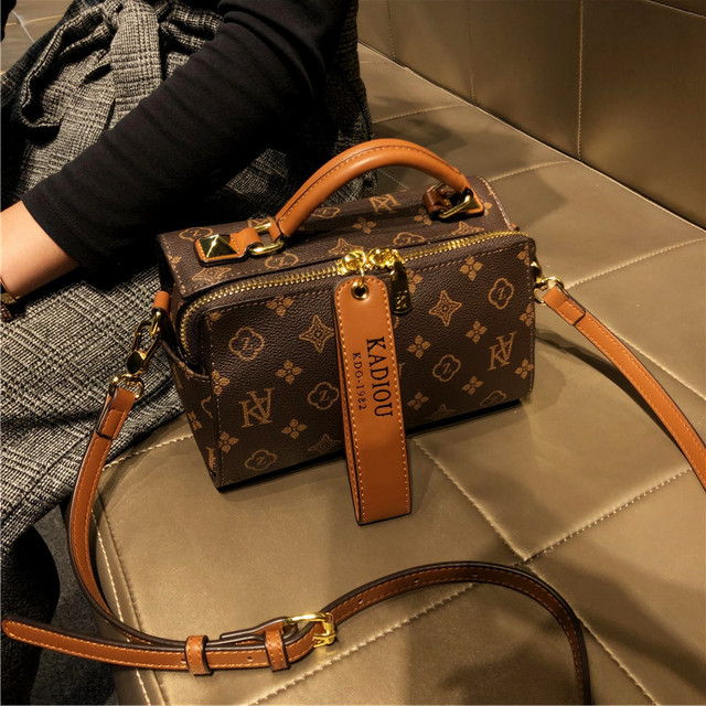 香港品牌女包2025新款时尚洋派手提波士顿真皮斜挎单肩质感小方包