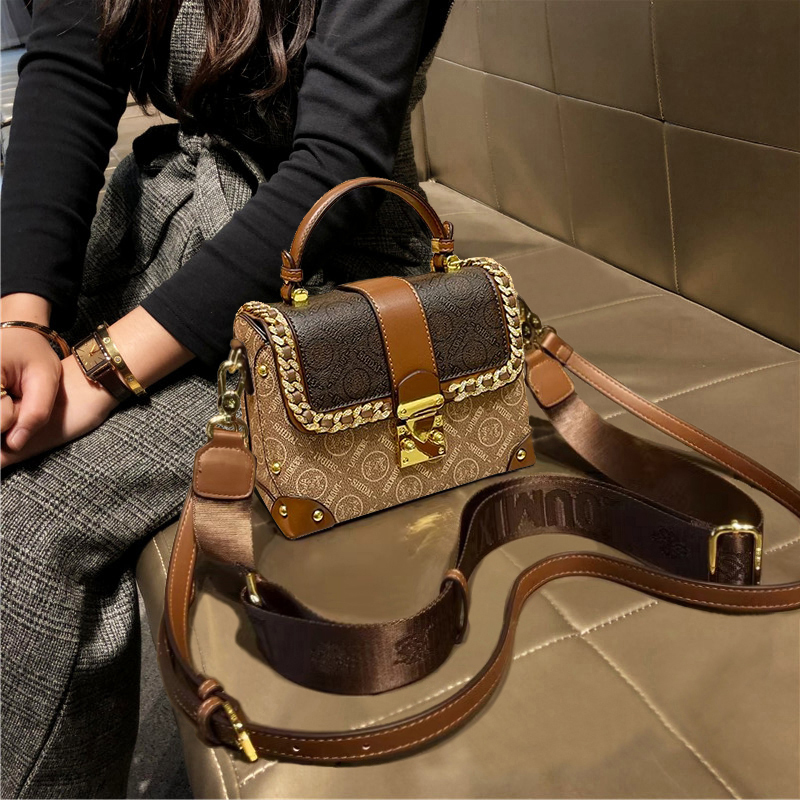 包包女款爆款2025新款网红款百搭便携包高档都市流行款斜挎包女包