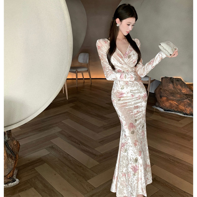 名媛御姐风V领印花丝绒连衣裙高级感气质包臀长裙2026冬季超好看