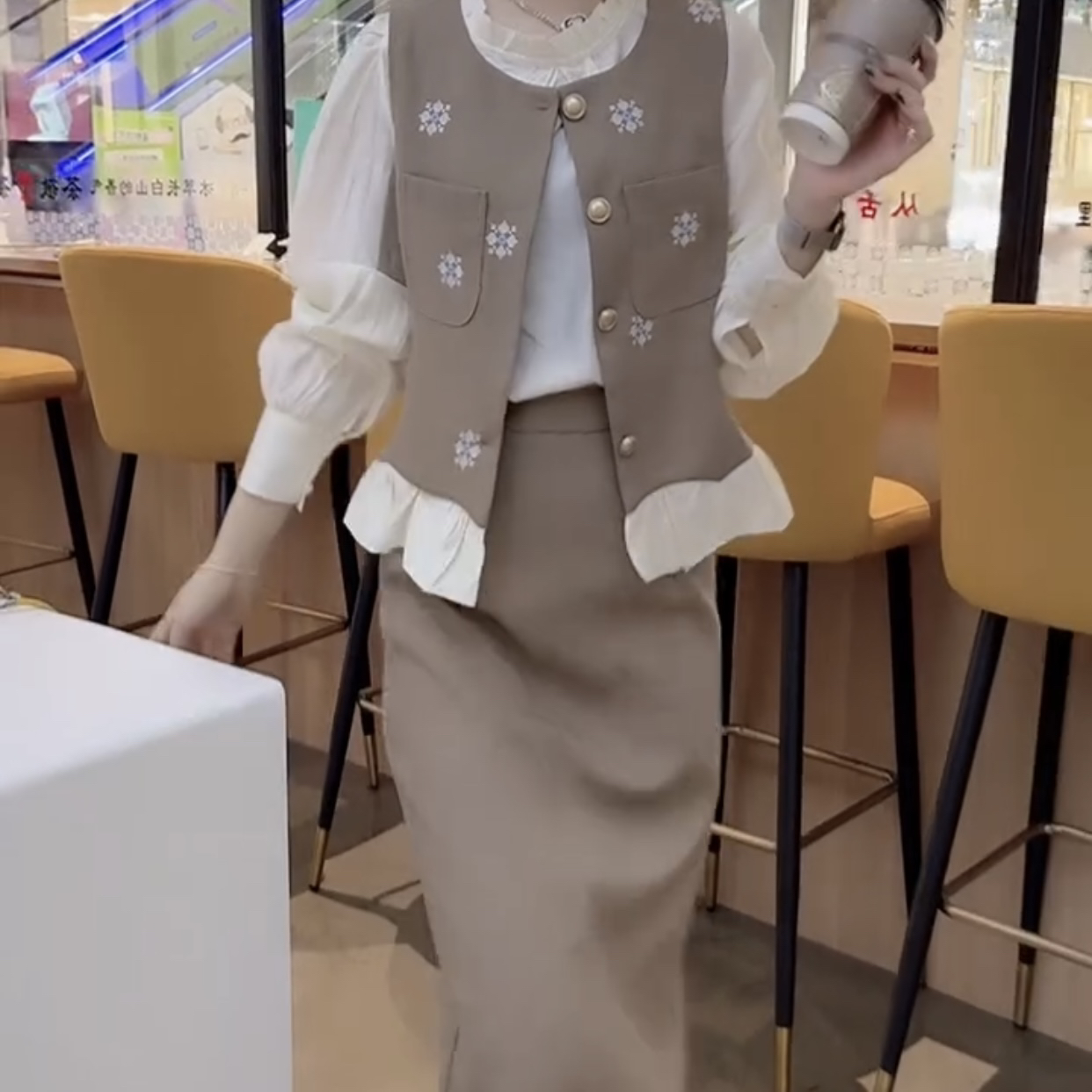 秋季新款时尚显瘦气质女士网红洋气马甲衬衣搭配套装