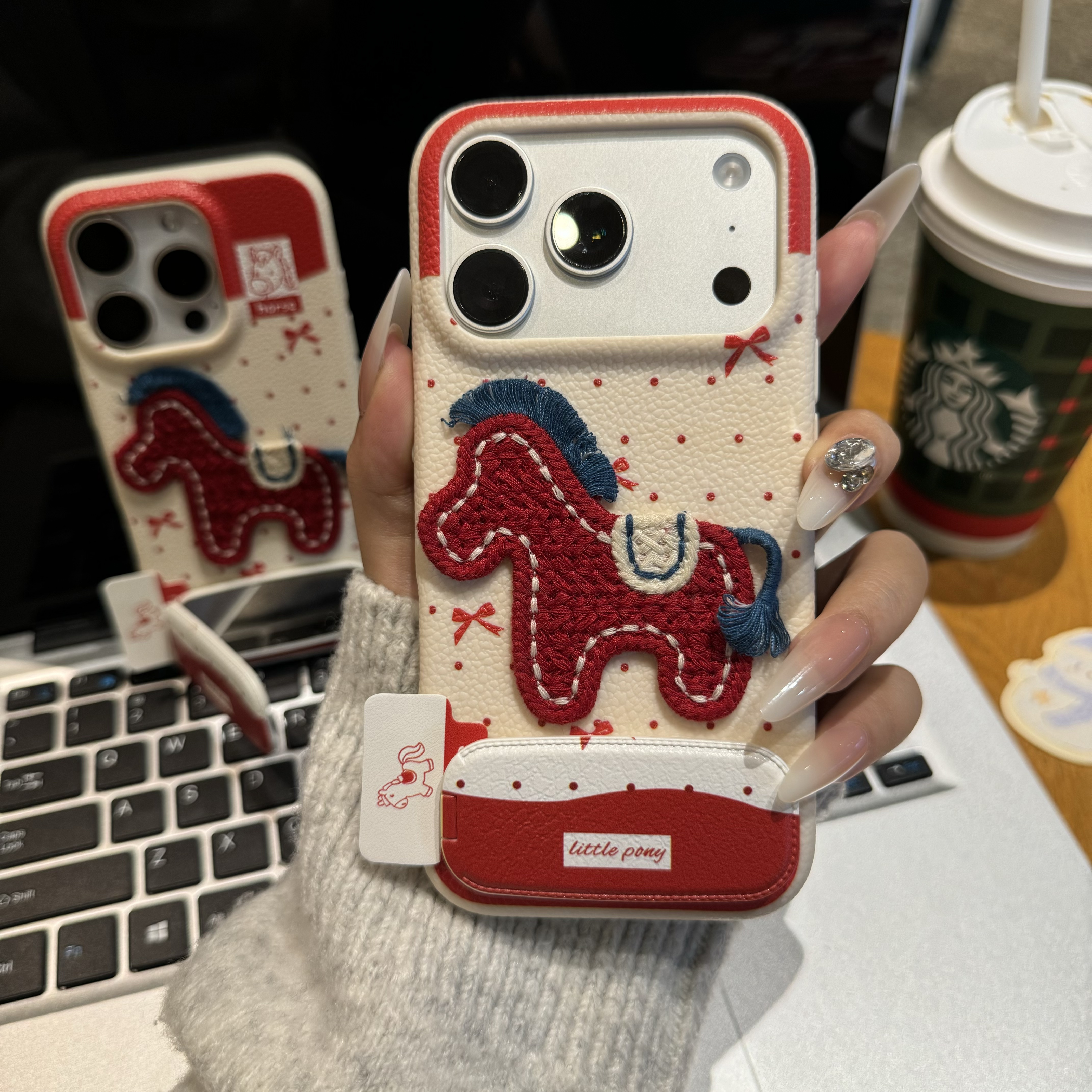 刺绣小马支架适用苹果17/16皮纹手机壳华为vivoppo小米1514防摔潮