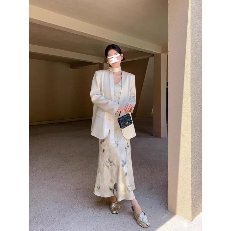 法式优雅气质高级感套装西装外套女秋季缎面v领印花连衣裙两件套