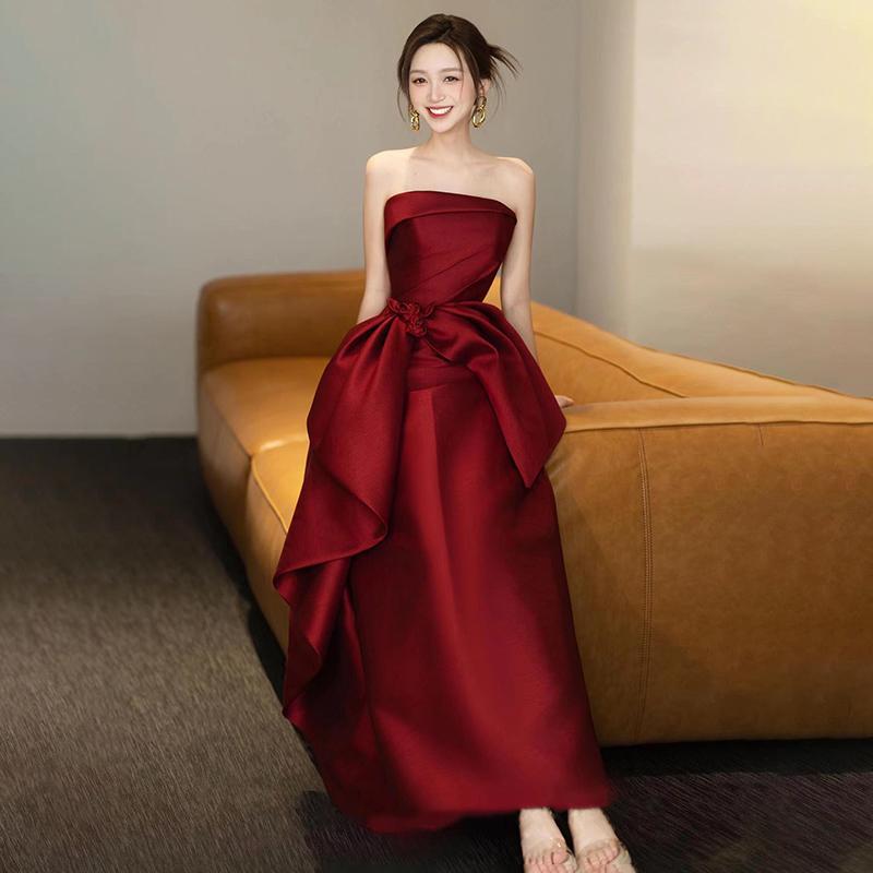 酒红色抹胸敬酒服女2025新款高级感订婚结婚缎面小个子轻奢礼服裙