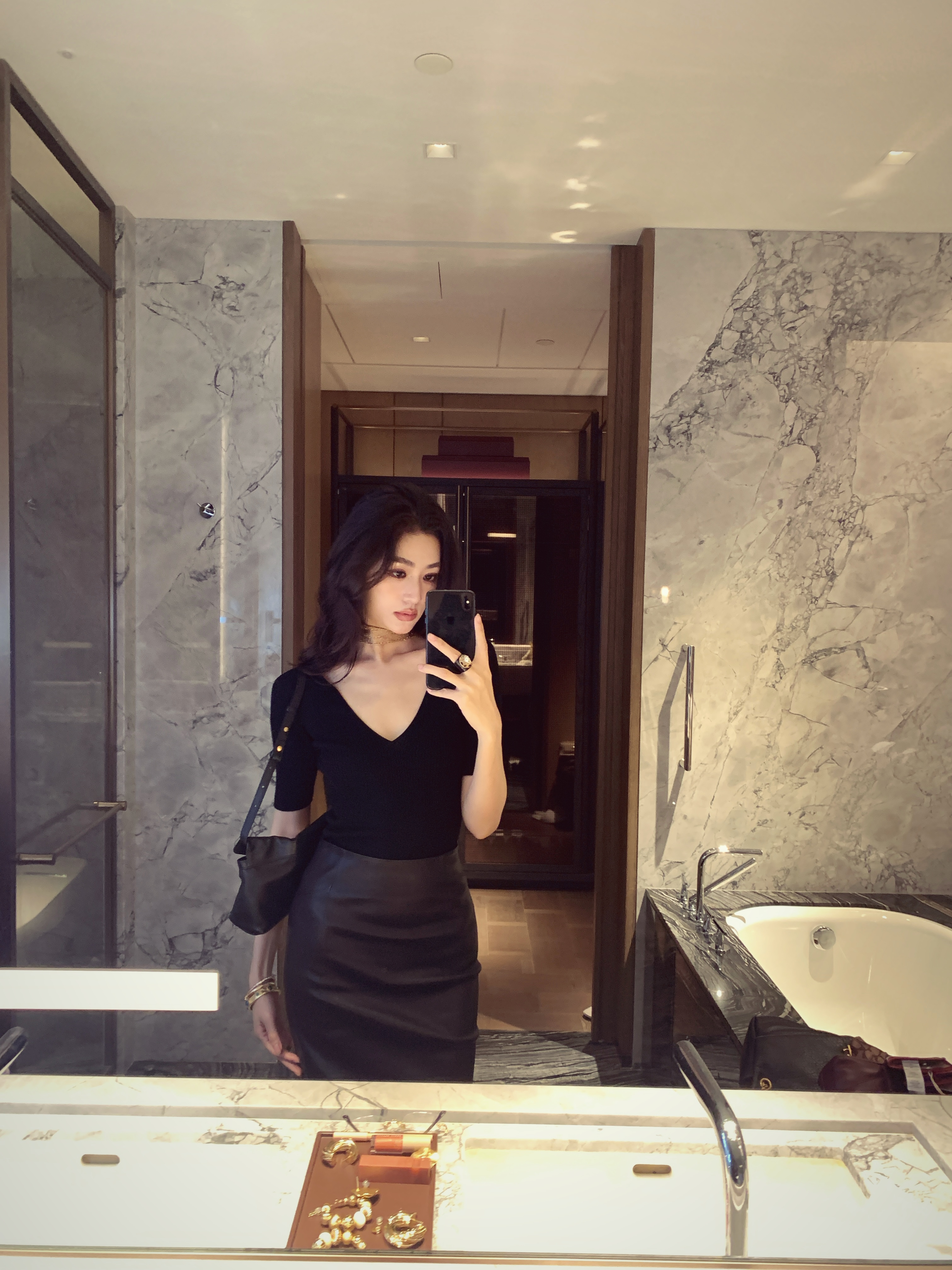 金南一黑色V领打底衫中袖秋款修身内搭上衣