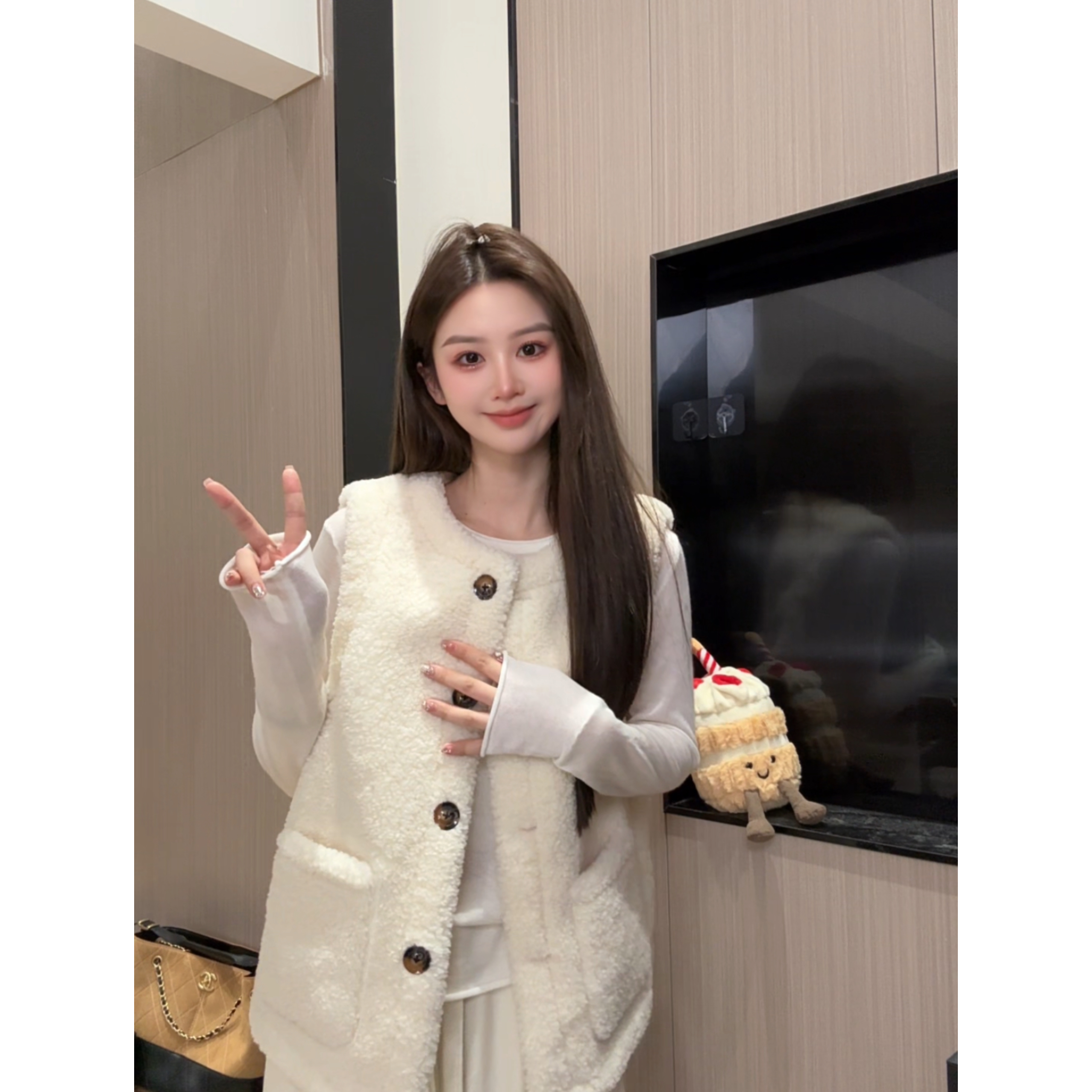 秋冬时尚毛绒马甲2025新款百搭圆领单排扣女马夹冬季网红背心