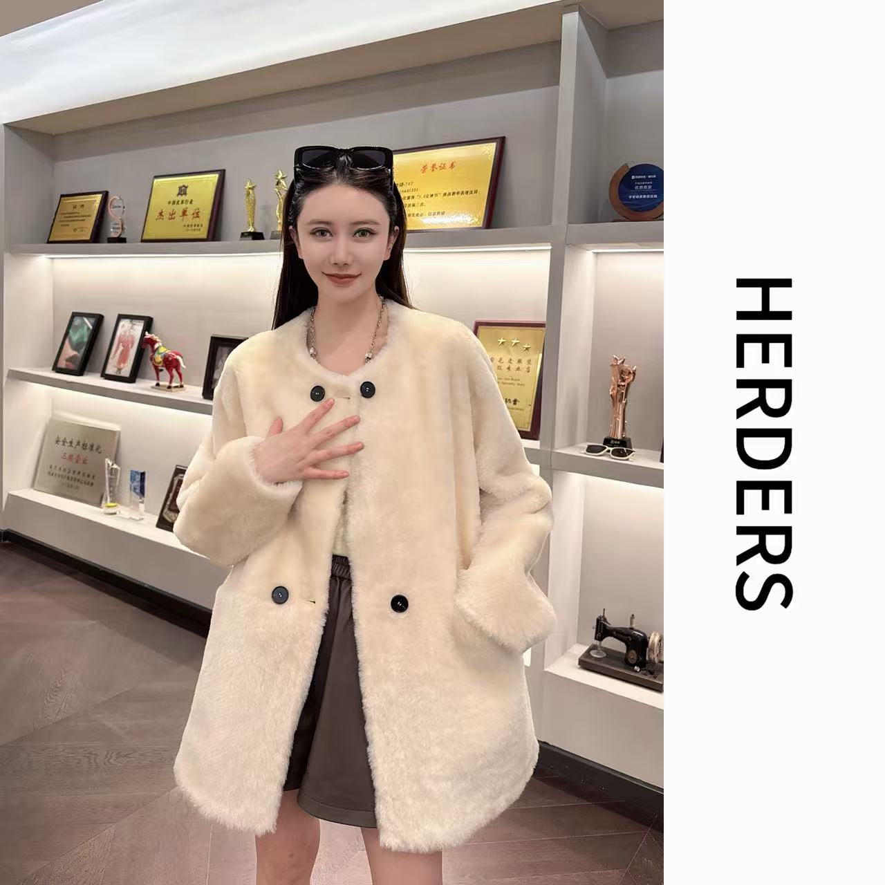 HERDERS ‘小软羊系列’ 白富美 短款纽扣圆领皮草外套 40915