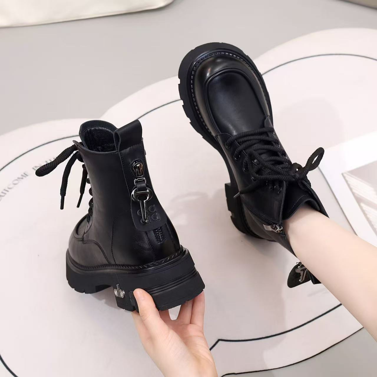 厚底英伦风马丁靴中跟2025新款冬季加绒系带百搭时尚平底马丁靴