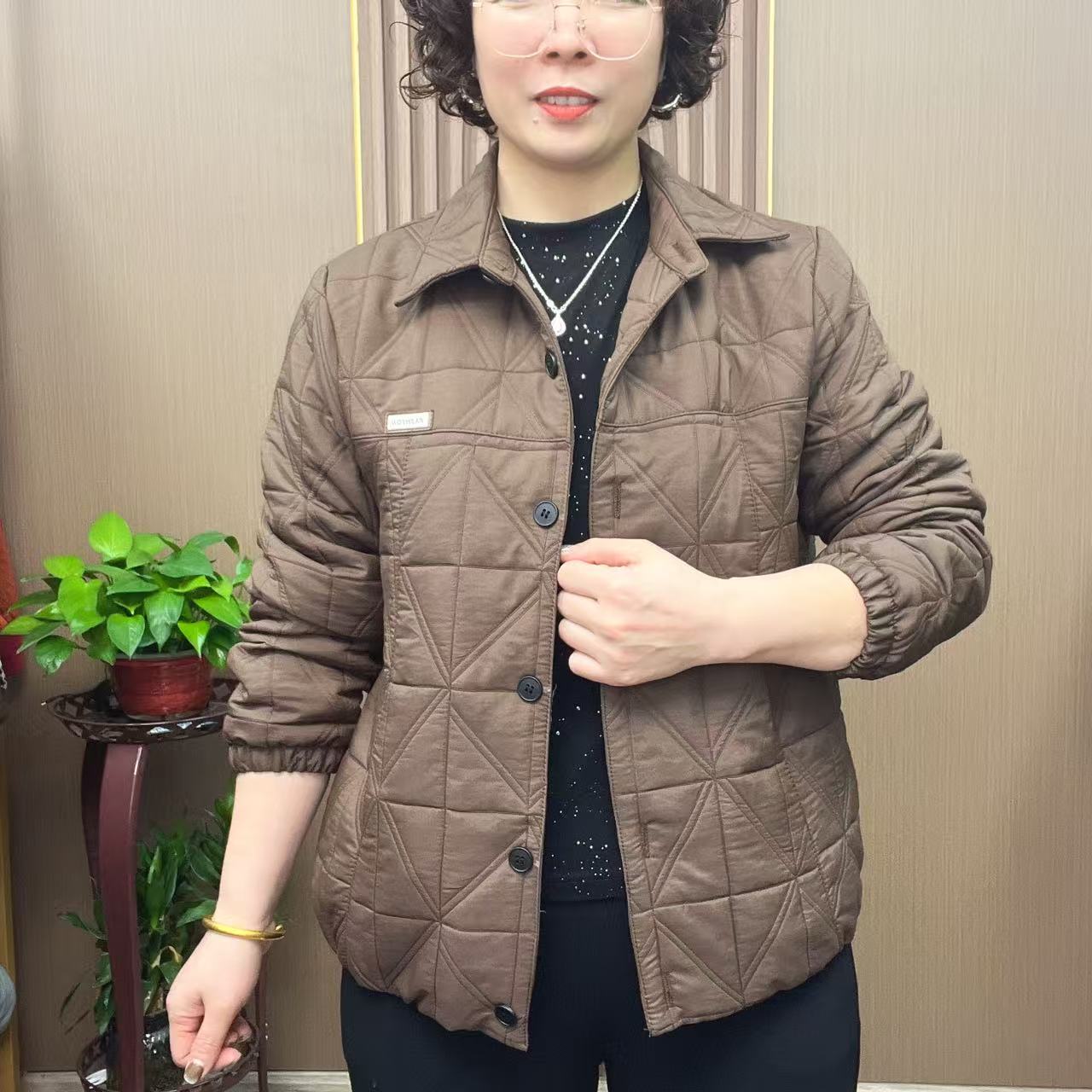 加绒加厚秋冬外套2025新款短款洋气减龄轻便菱形格叠穿翻领妈妈装