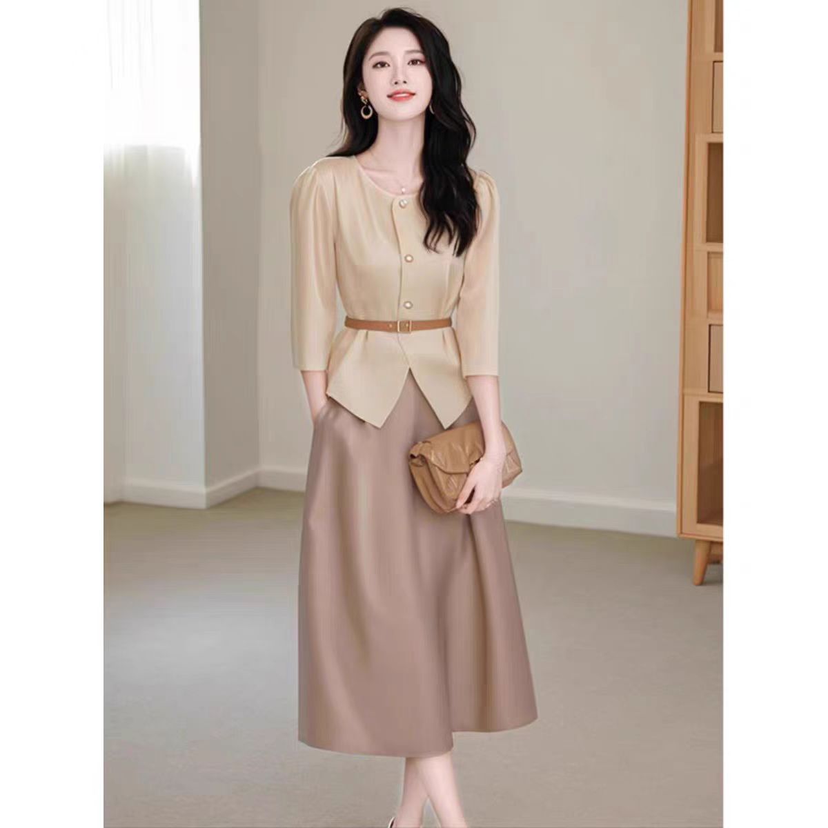 今年流行的漂亮高级感洋气杏色短袖衬衫半身裙两件职业套装秋季女