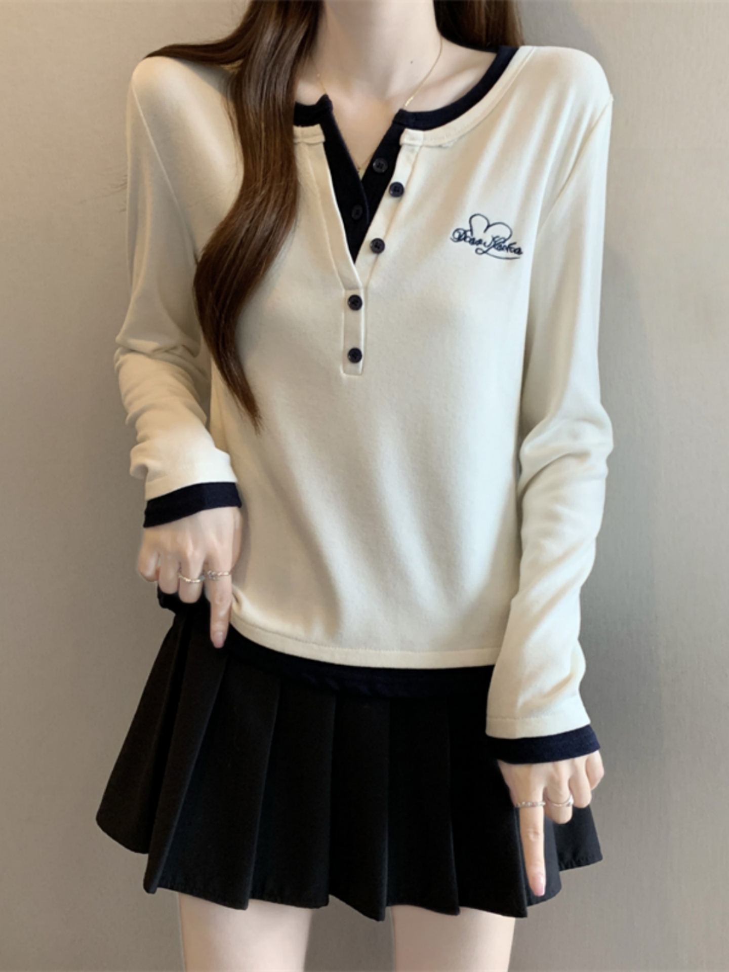 大码女装假两件V领长袖针织打底衫女秋冬胖mm显瘦设计感短款上衣