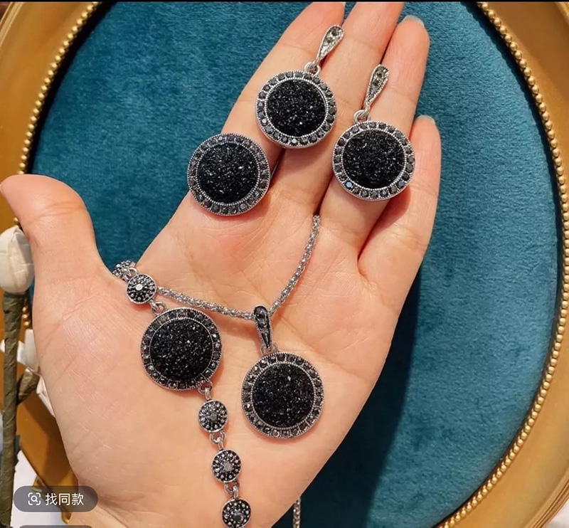 钛钢皮质耳饰 黑王女饰品见外包装皮质轻奢手工女王爱心水滴铃铛