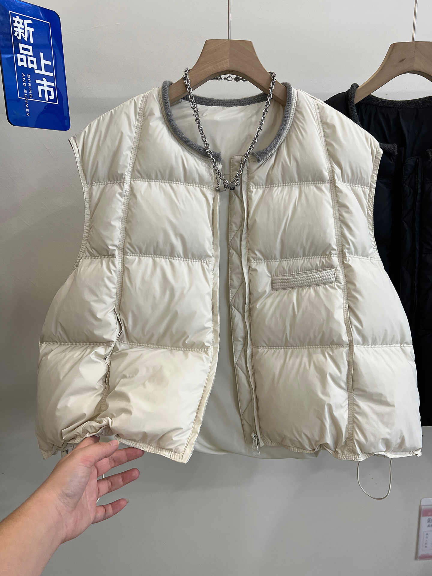 2025年秋冬新款羽绒马夹女短款无袖加厚保暖小个子白鸭绒坎肩外套