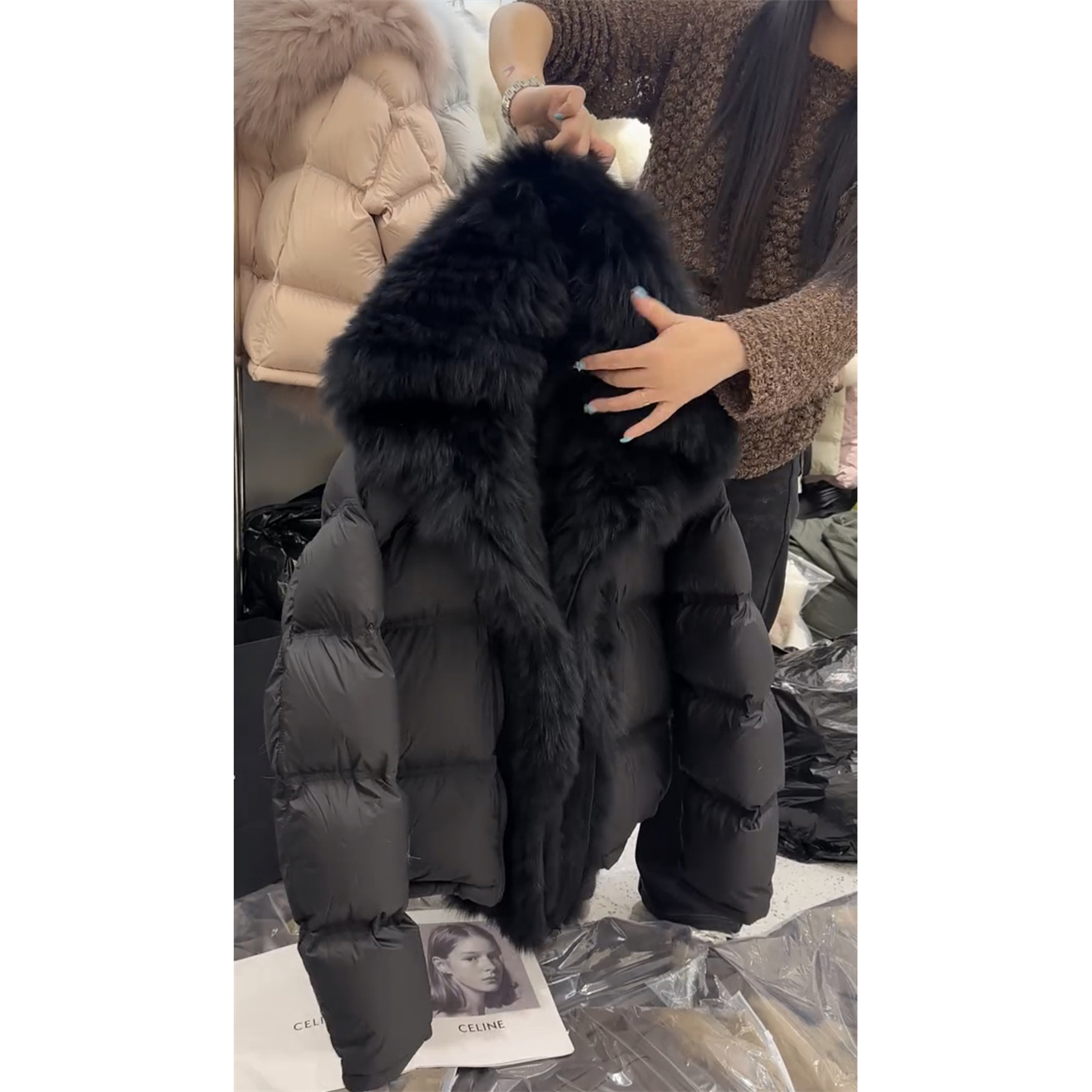 韩版设计感毛毛连帽羽绒服女2025冬季高端欧货大大毛领加厚短外套