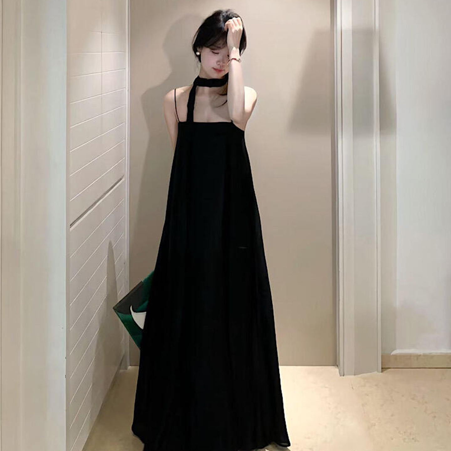 法式赫本风黑色抹胸吊带连衣裙女夏季2025新款高级感气质显瘦长裙