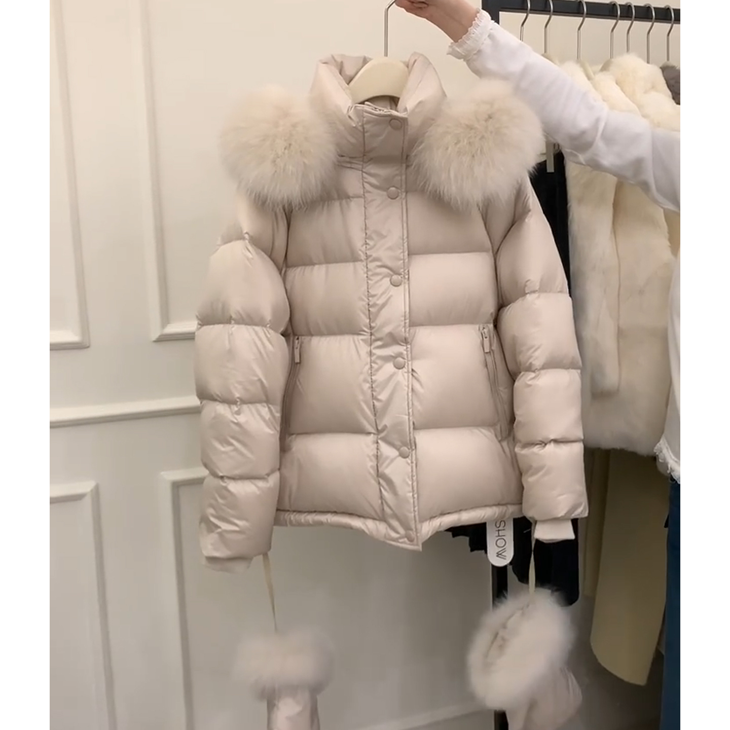 毛领连帽短款设计感2025新款冬季超好看流行爆款小个加厚棉服外套