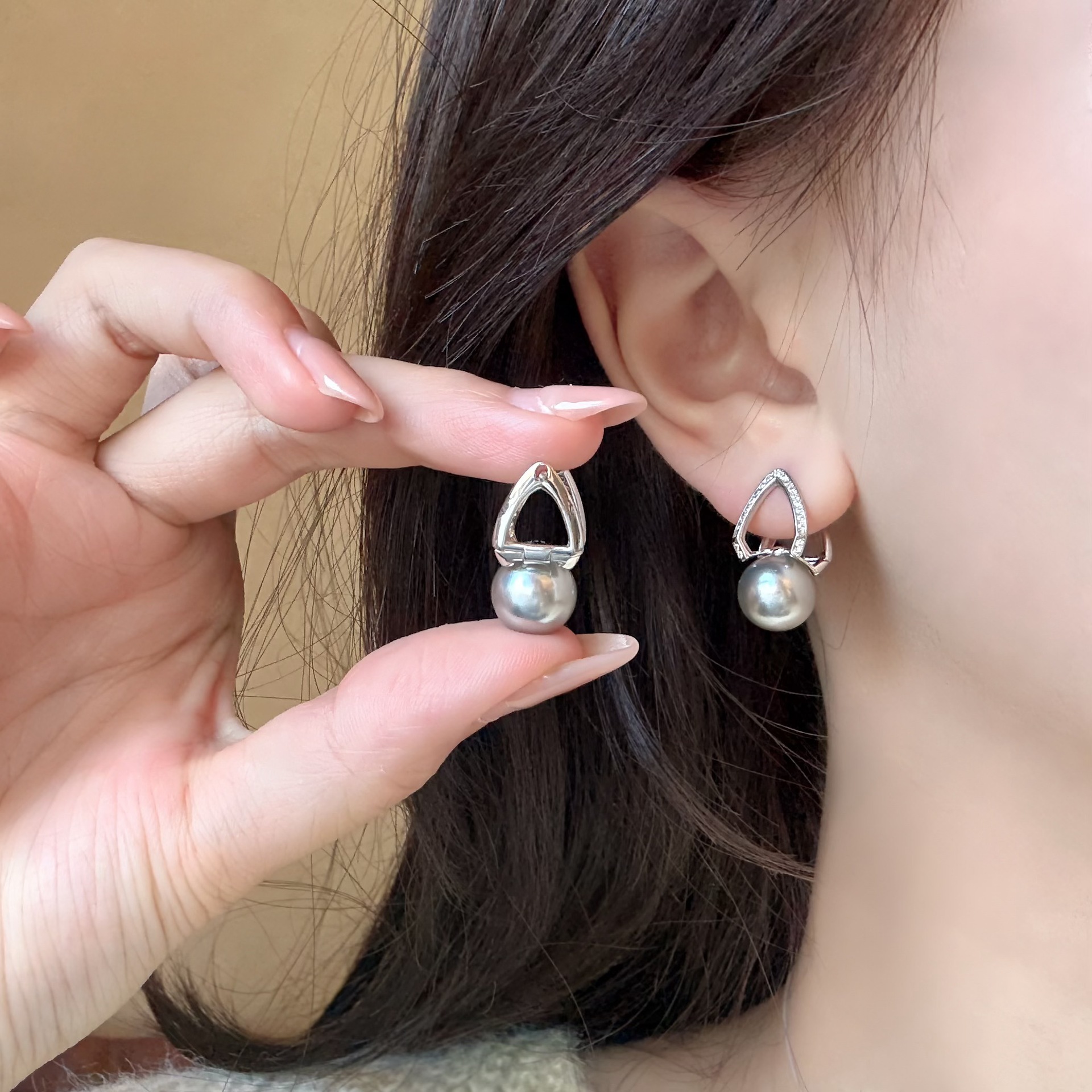 铜合金仿珍珠耳饰 s925纯银正圆施家仿珍珠满钻倒V耳钉女简约小众