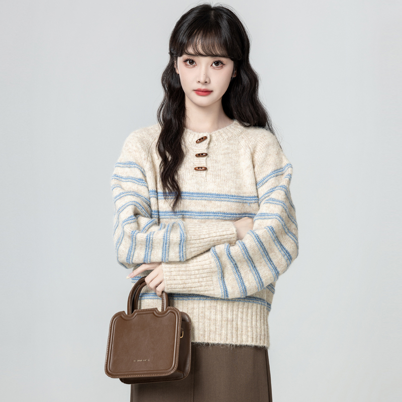 复古牛角扣条纹毛衣女秋冬2025秋季新款设计感撞色圆领针织衫上衣