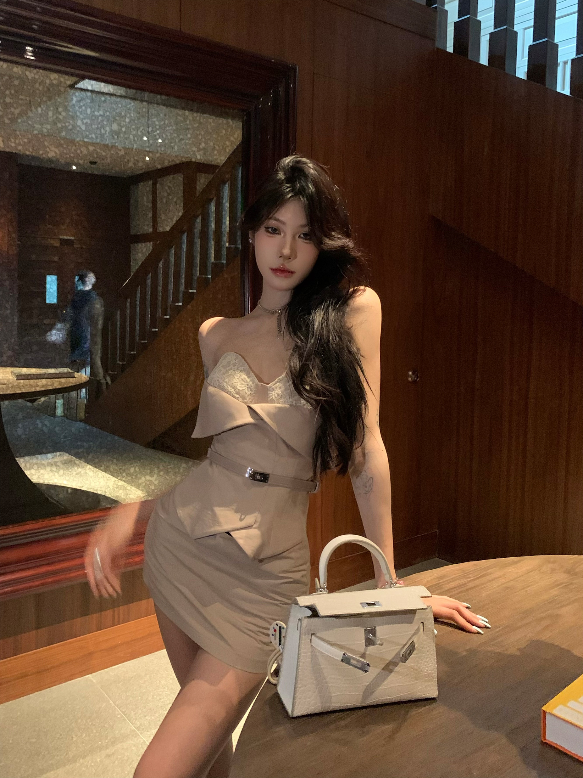 【周末美术馆】秋冬新款高级感辣妹气质蕾丝拼接抹胸背心配显瘦半裙