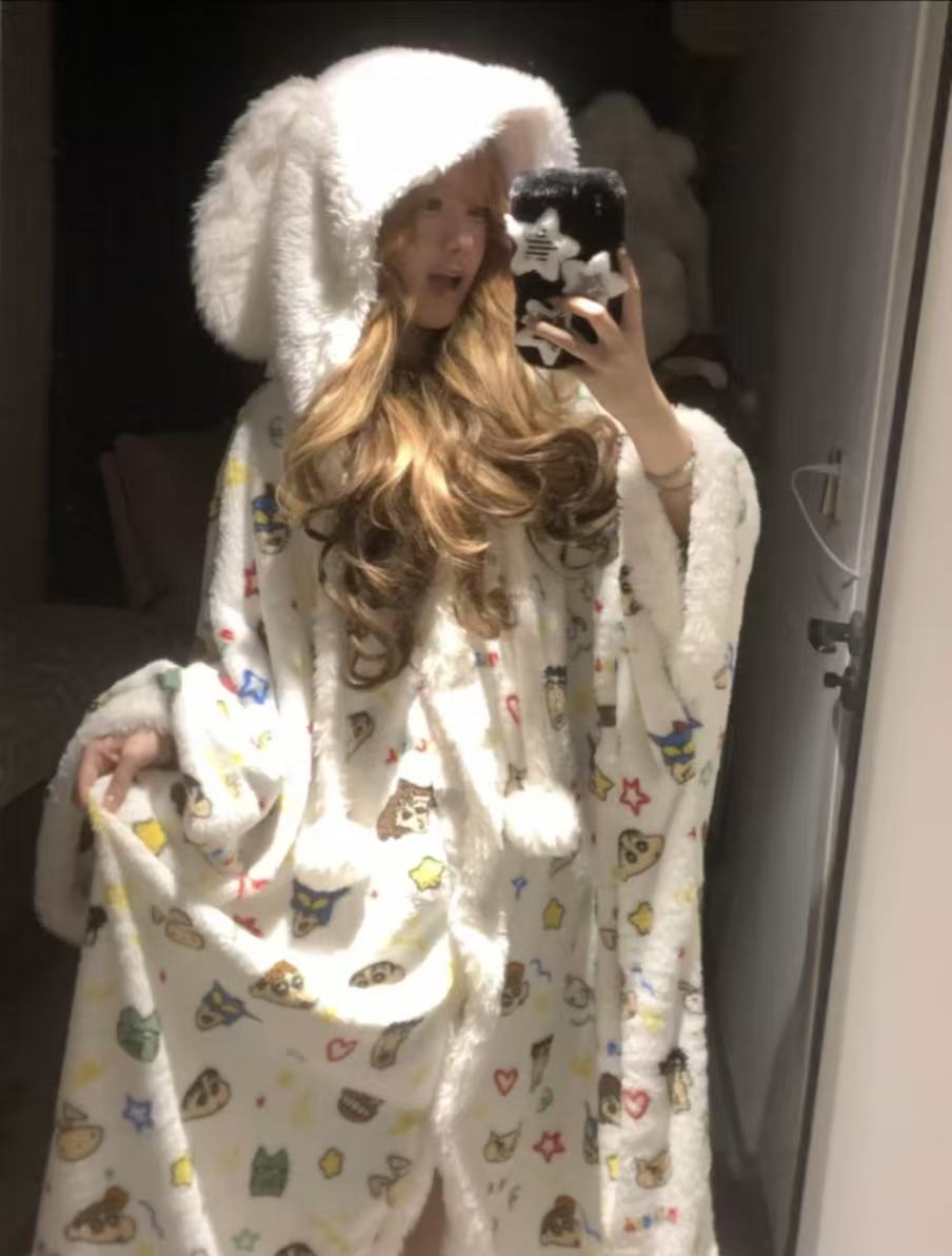 蜡笔小新卡通连帽珊瑚绒睡袍睡衣女秋冬新款保暖加厚可外穿家居服