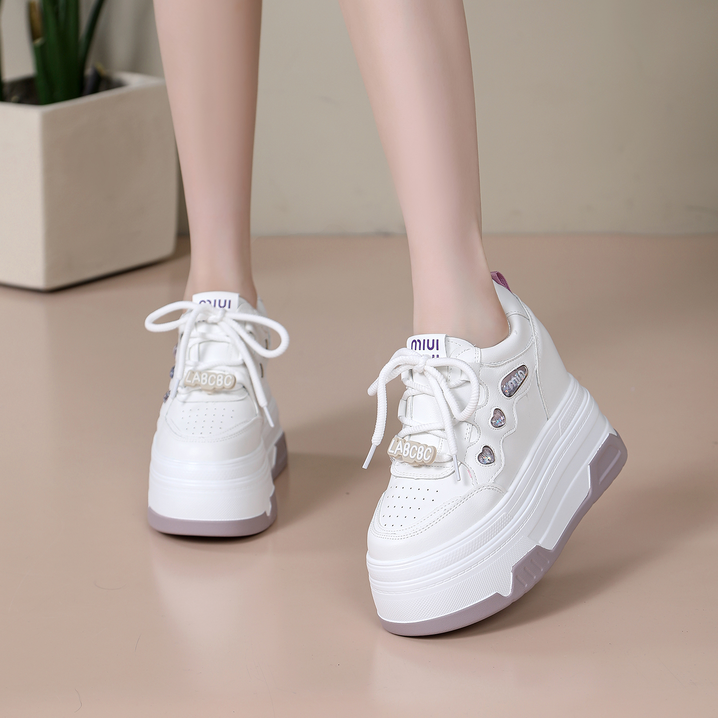 隐形增高11CM皮面小白鞋女秋新款时尚百搭厚底小个子内增高休闲鞋