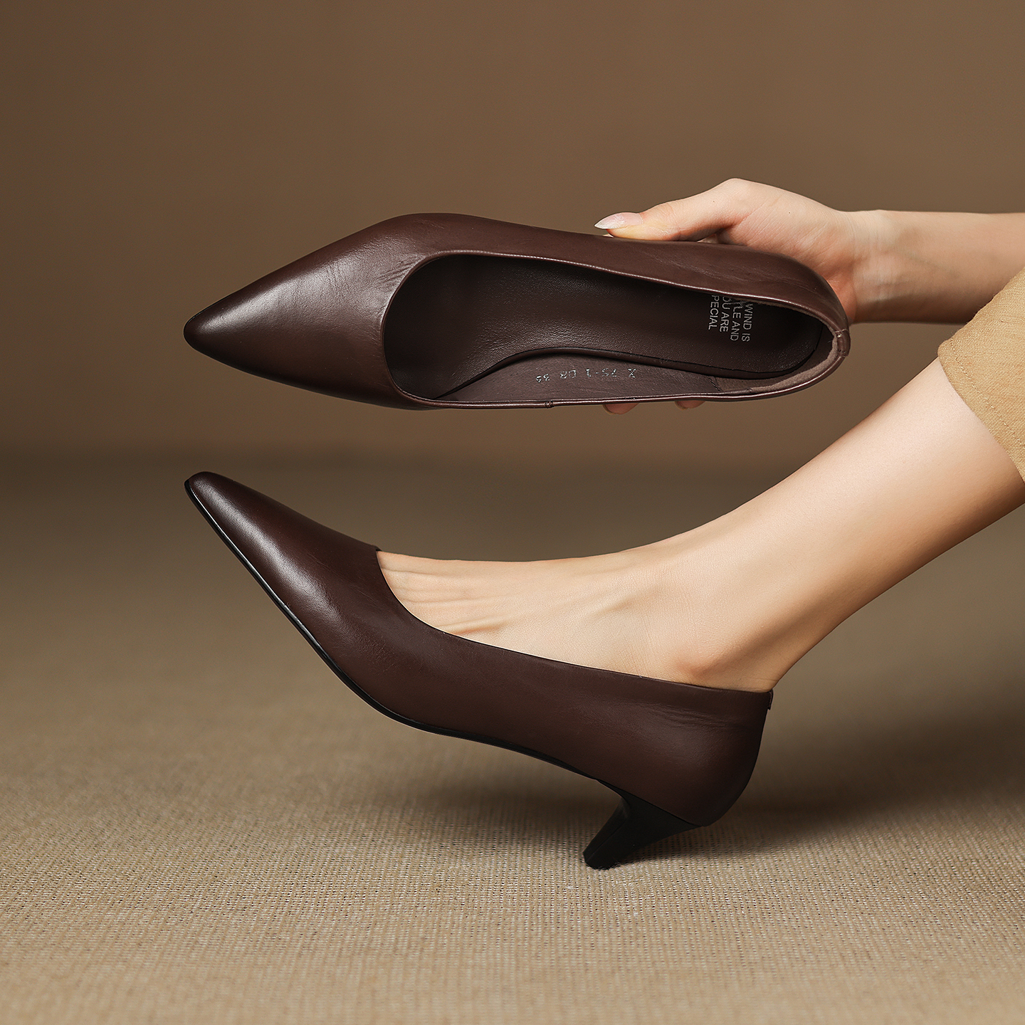 4.5cm真皮尖头中跟通勤职业鞋四季百搭浅口单鞋女时尚气质高跟鞋