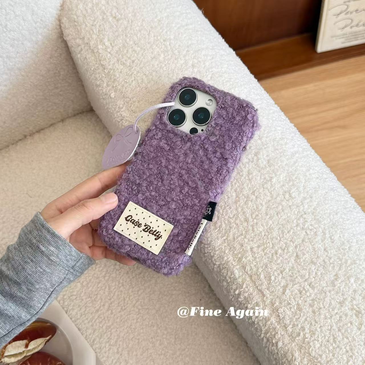 简约羊毛卷带皮标挂牌适用苹果17pro手机壳iPhone16pro小众15pro