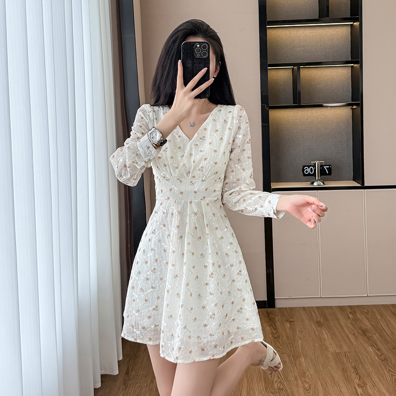 碎花长袖连衣裙早秋装2025年新款小个子今年流行爆款收腰显瘦裙子