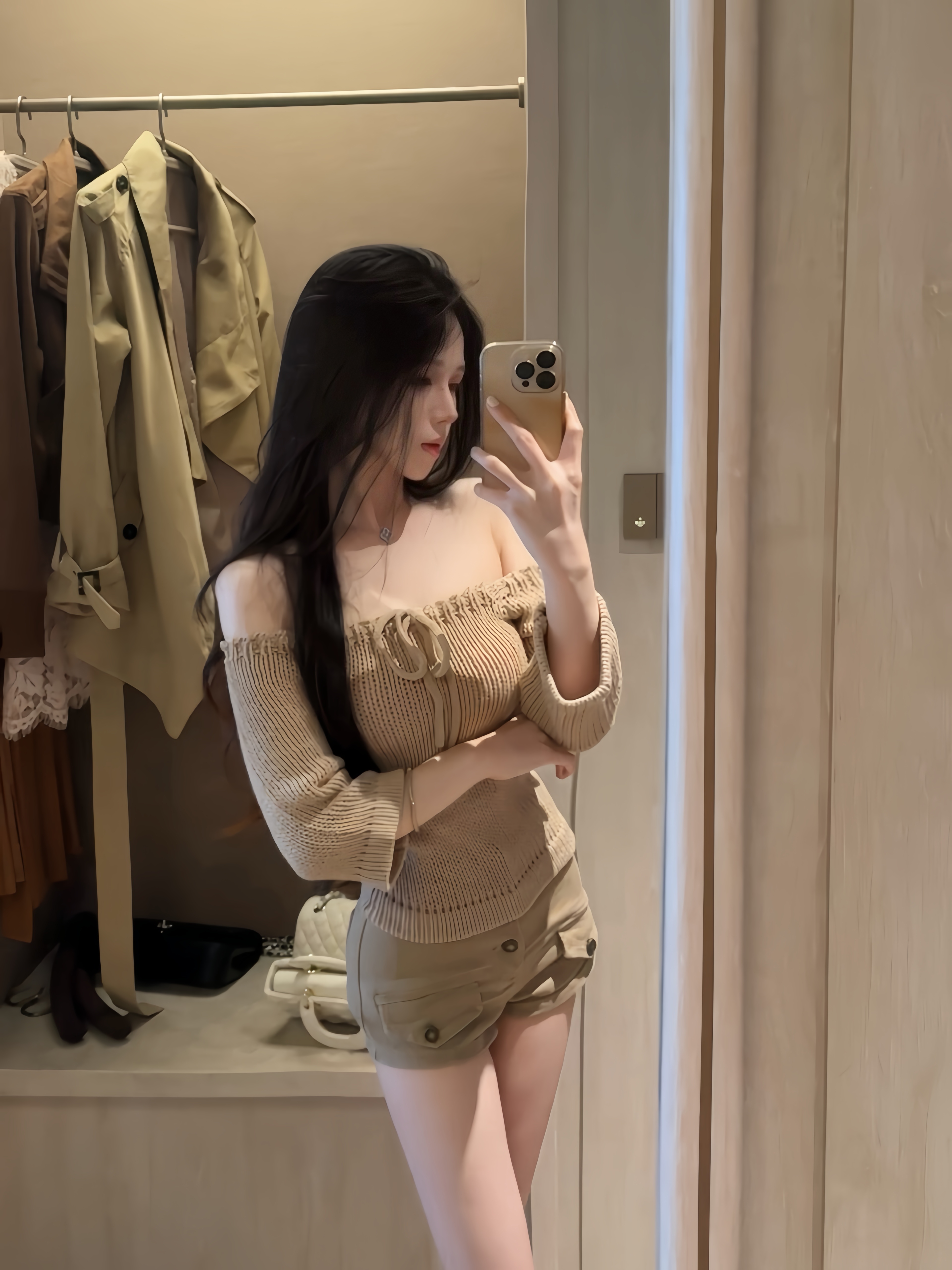奶茶色性感镂空中袖针织衫女性感露肩短款上衣露背修身显瘦打底衫