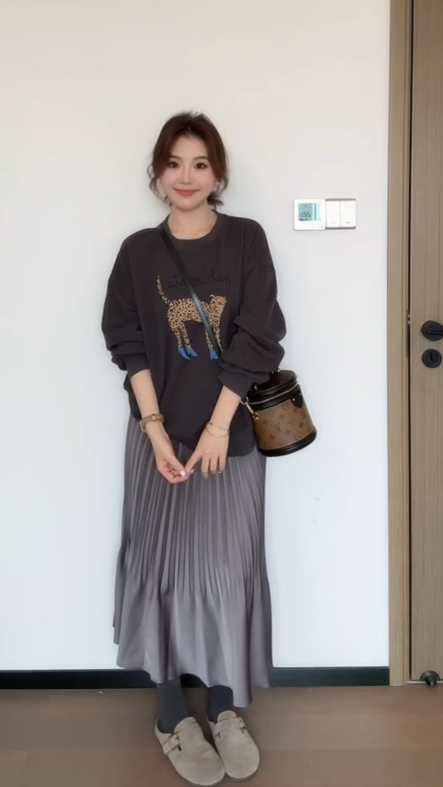 韩系秋季穿搭一整套慵懒风宽松印花卫衣设计感压褶显瘦半身裙套装