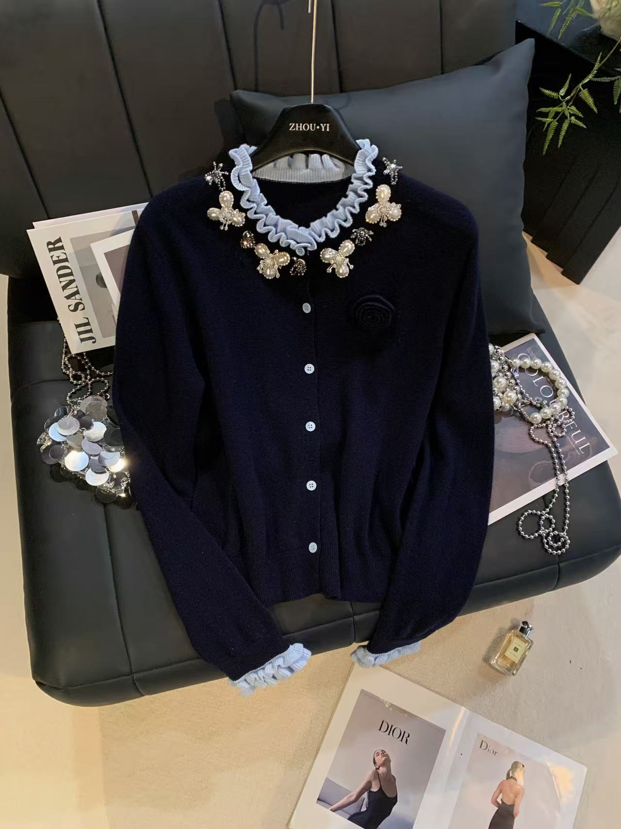 ZHOUYI/周一 2025秋季精致蓝色木耳边珍珠花朵藏蓝色修身针织开衫