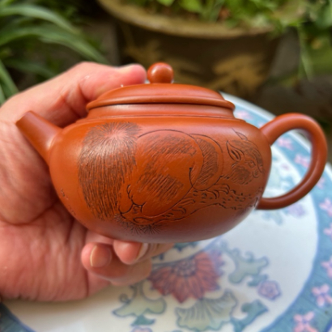 俞震早期精品精刻松鼠朱泥紫砂壶