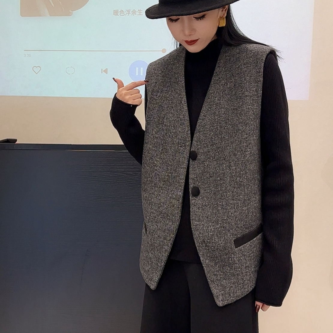 820简约气质时尚百搭口袋黑边花灰色V领马甲32