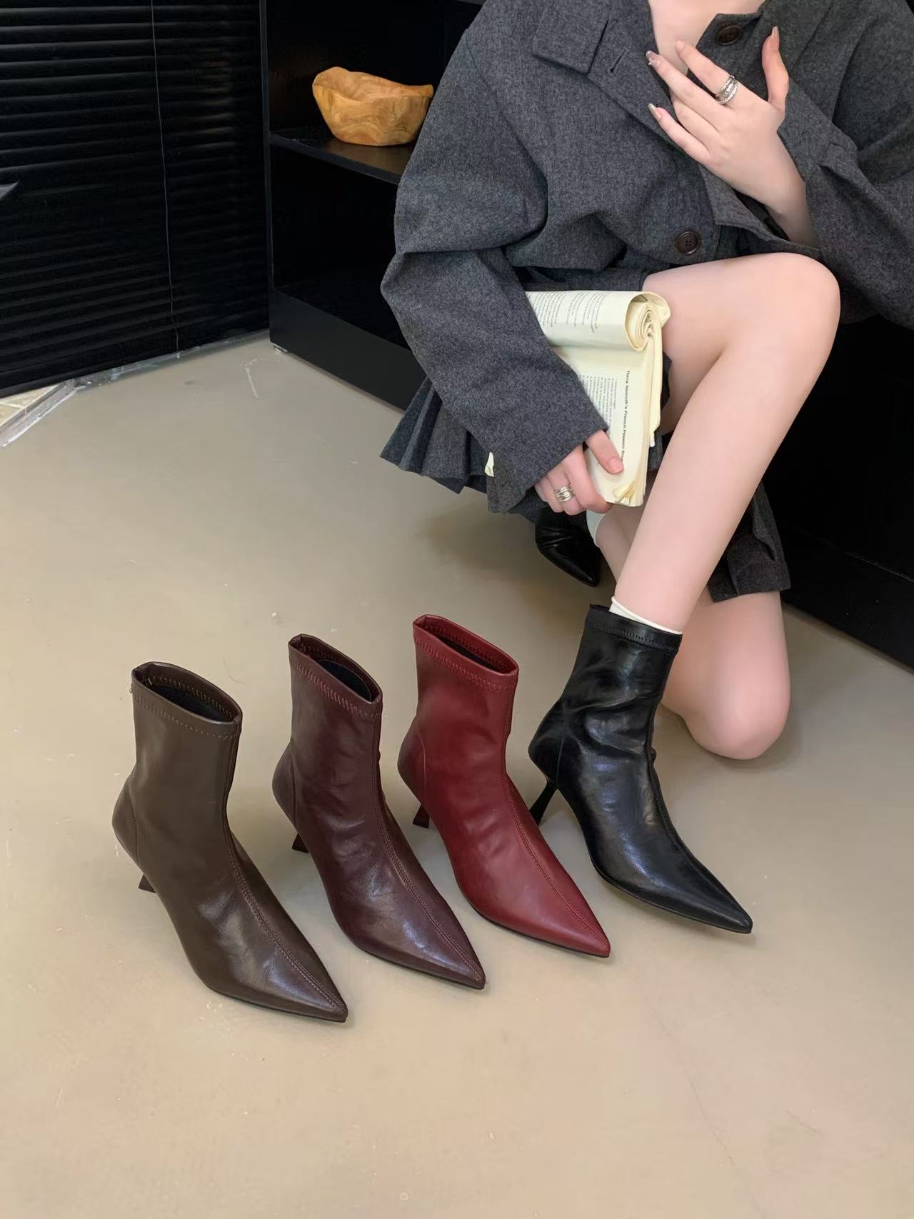 2025秋冬新款气质尖头细跟高跟瘦瘦靴子百搭套筒软皮小猫跟短靴女