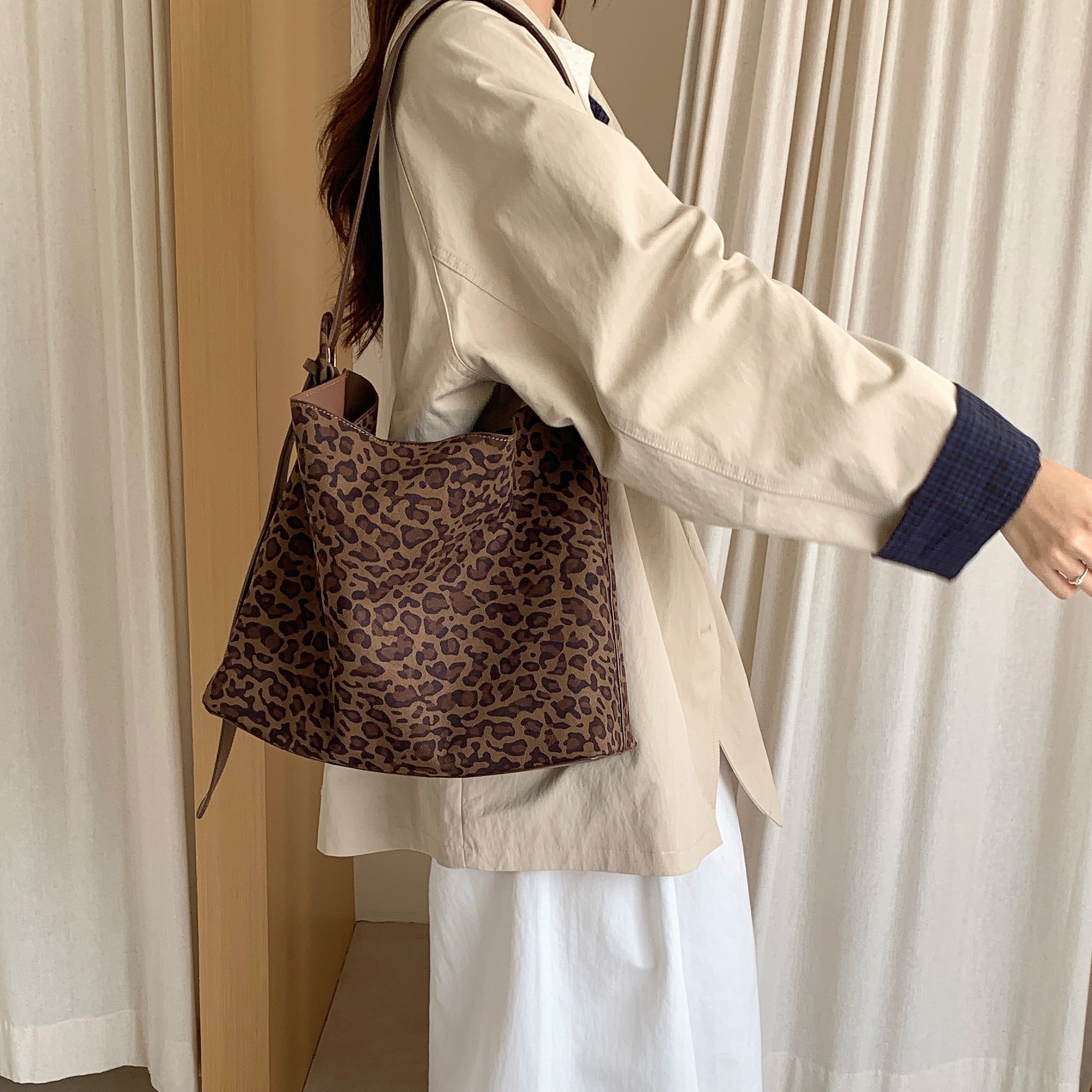 竹笋喵喵 复古简约大容量豹纹水桶包女2025秋冬松弛感通勤斜挎包