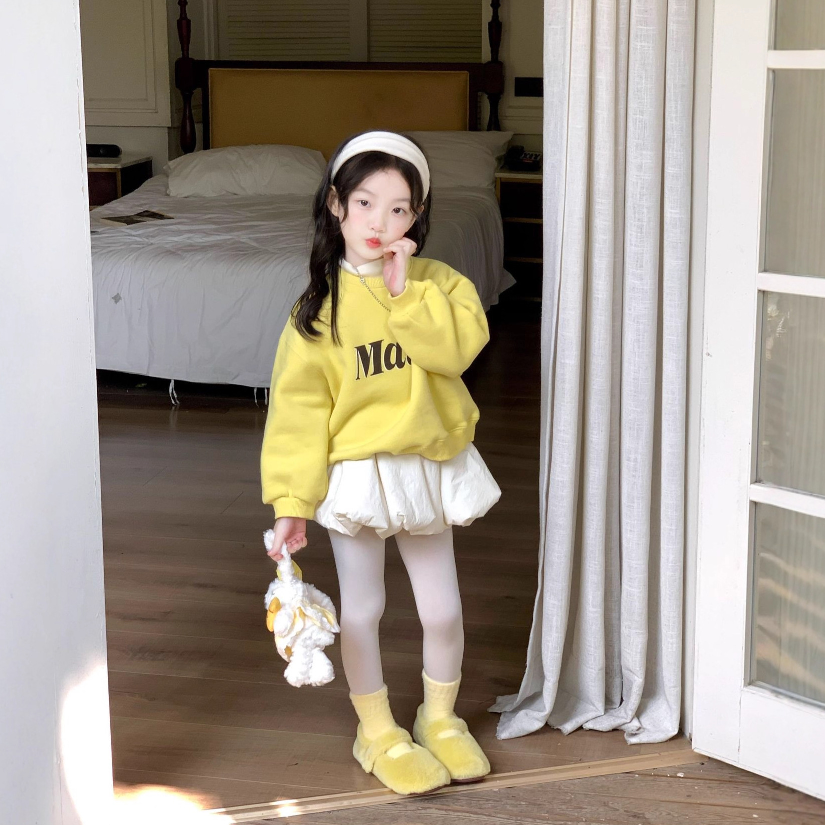 甜小七女童2025冬季新款韩版休闲字母印花加绒卫衣花苞短裙套装