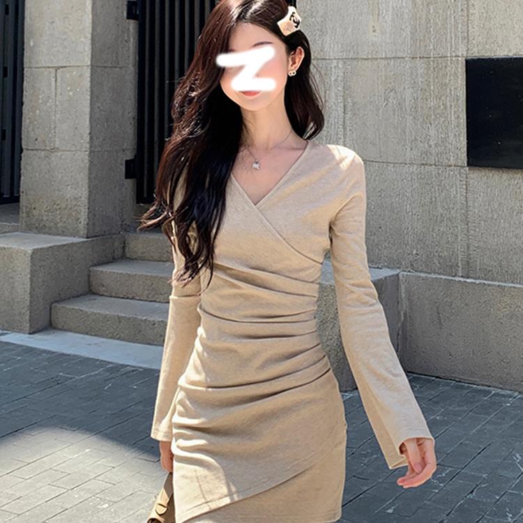 温柔高级感V领针织连衣裙女秋冬新款修身显瘦打底内搭毛衣短裙子