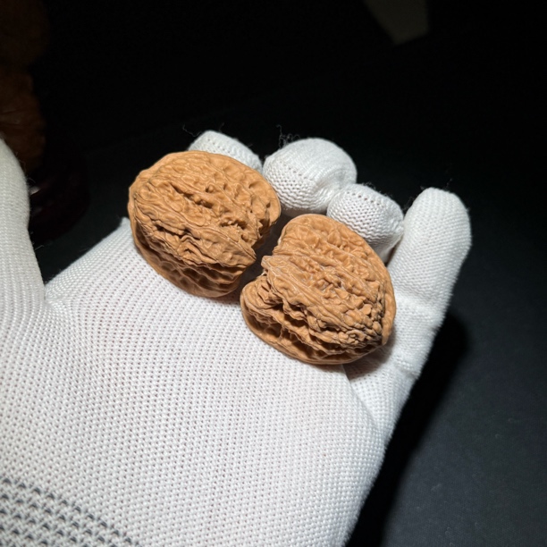 716全品无修手捻密纹狮子头文玩核桃三角桩尺寸:边32肚32高33