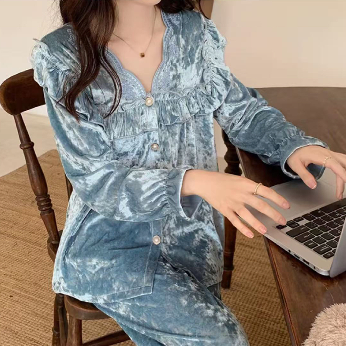 00丝绒纽扣睡衣两件套