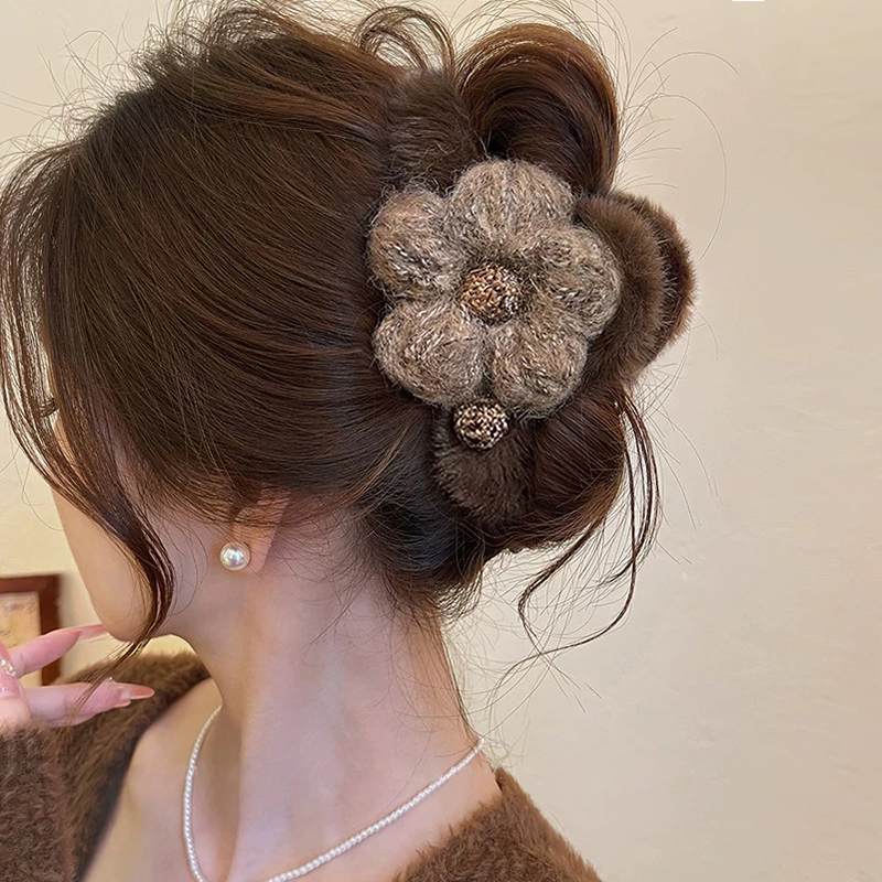 毛绒花朵大号抓夹女2024新款高级感鲨鱼夹冬季后脑勺盘发夹子头饰