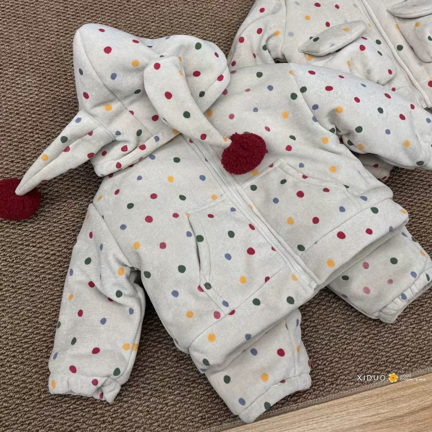 儿童冬季家居服2025新款男女童时尚彩色波点牛角连帽加绒加厚套装