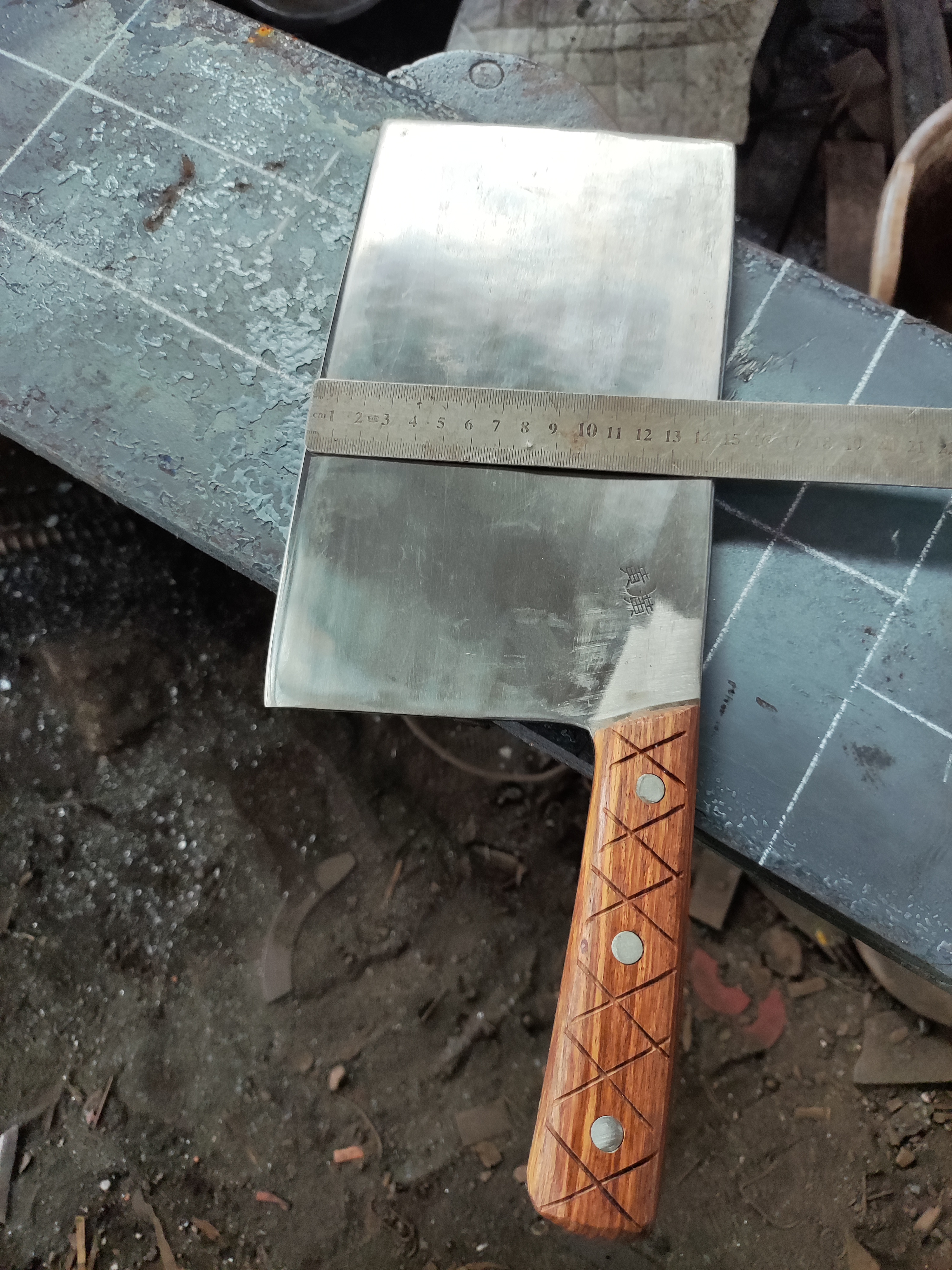 4铬合金钢锻打骨刀，重3.3斤左右宽14长25总长38