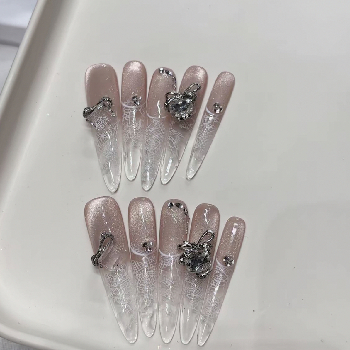 ｛礼物盒｝高级感渐变猫眼显白爆闪氛围穿戴甲片贴片美甲