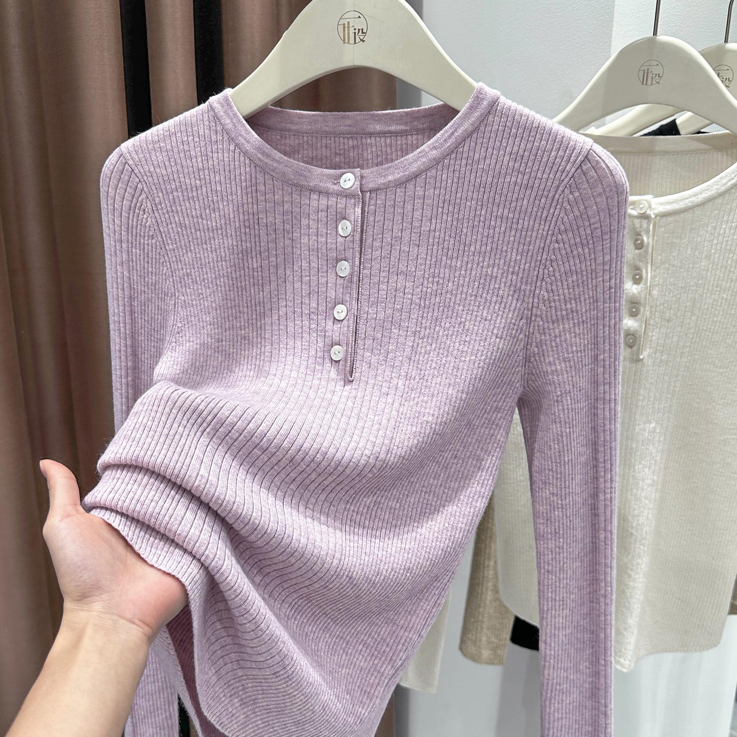 小众纽扣设计圆领通勤上衣女秋冬季新款打底衫紫色软糯舒适针织衫