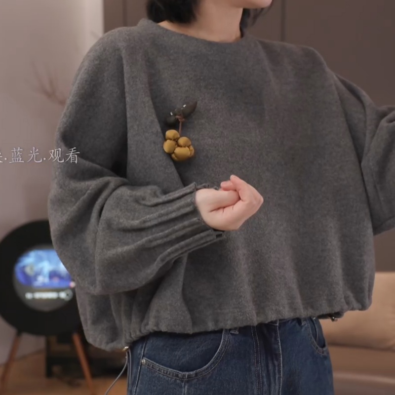 2025秋冬新款蝙蝠袖圆领葡萄装饰女百搭显瘦卫衣上衣LK2507260