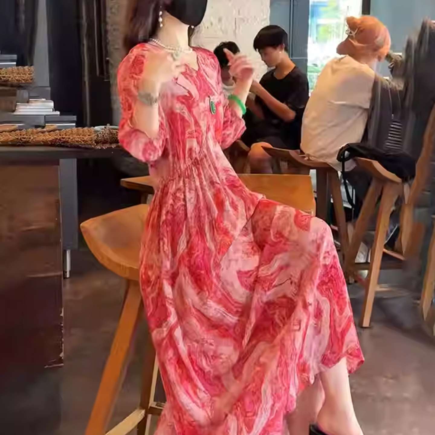 度假风复古气质V领红色连衣裙女夏季裙子宽松减龄遮肚过膝碎花裙