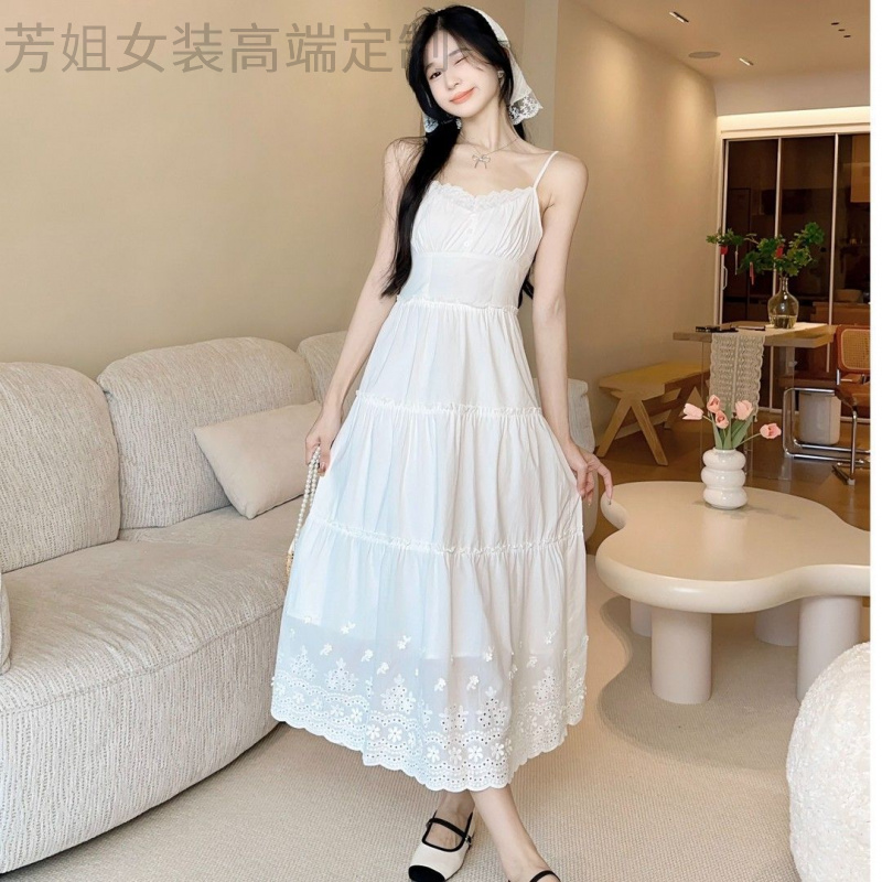 白色蕾丝吊带新款连衣裙纯欲甜辣妹子女夏季海边茶歇法式气质长裙