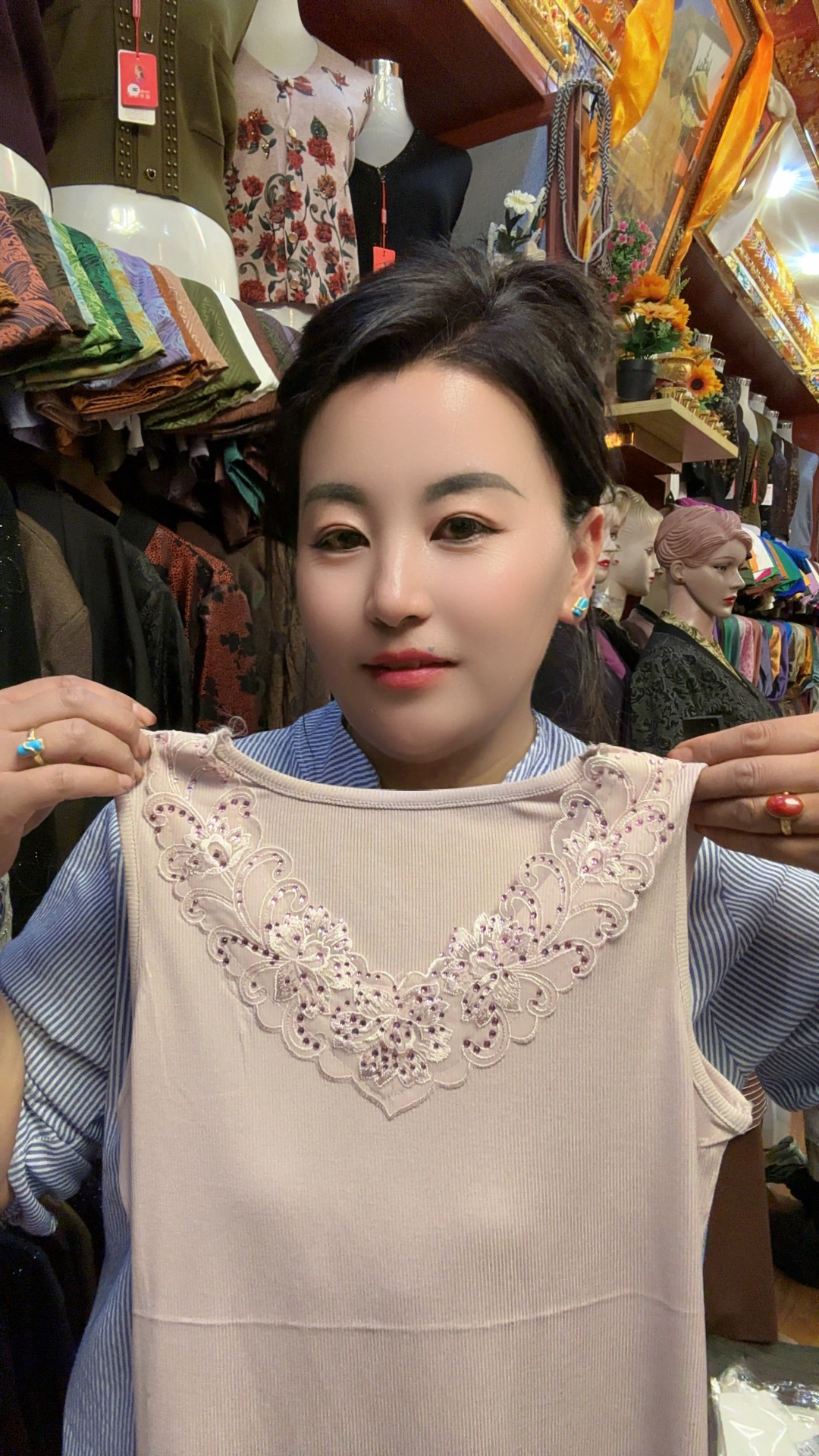 藏装内搭的V领背心