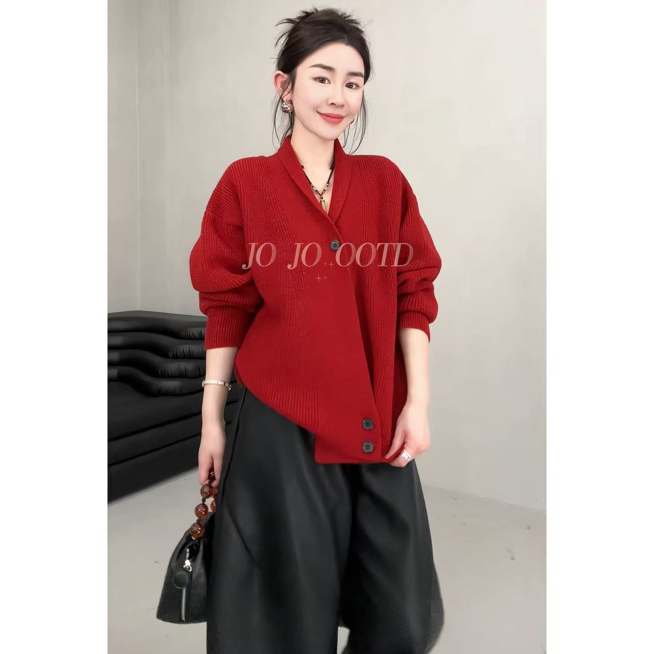 玖了个玖 2025秋冬新款不规则斜纽扣V领针织开衫毛衣2511C7839